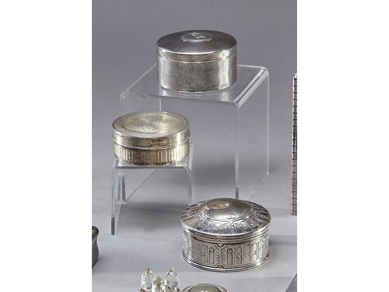TROIS BOÎTES A PILLULES rondes en argent...