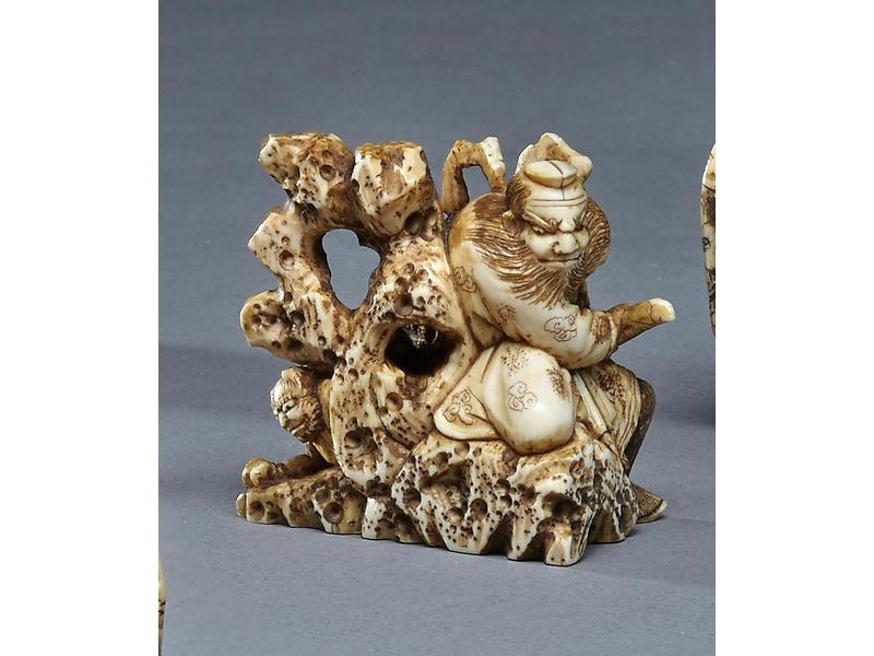 NETSUKE en ivoire représentant un Shoki poursuivant...