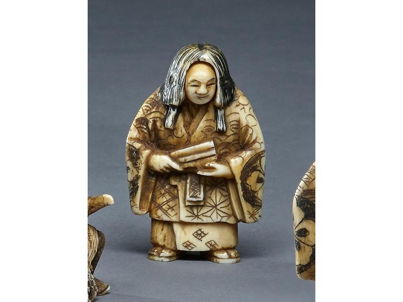 NETSUKE en ivoire représentant ANYA, une...