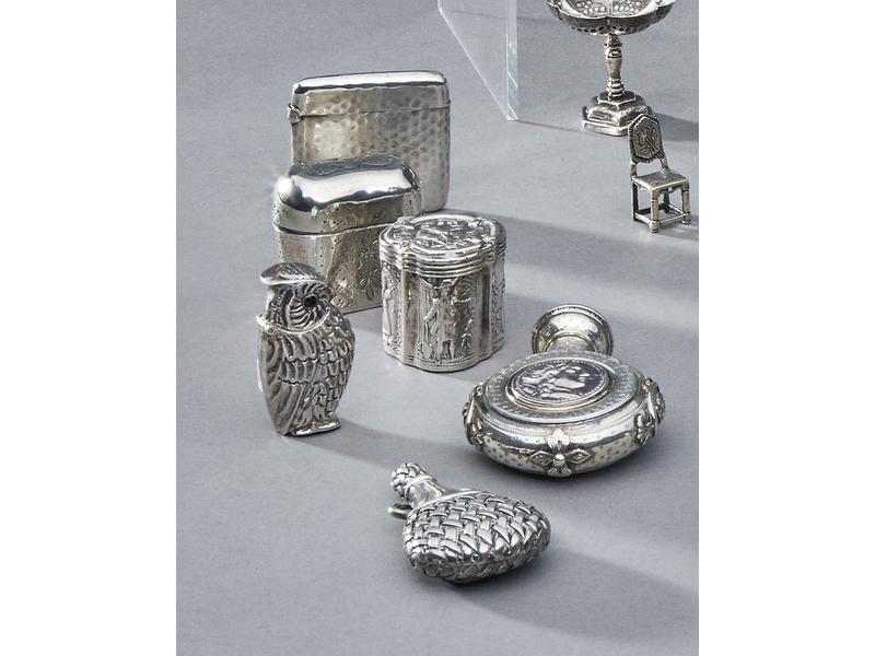 LOT DE SIX TABATIERES ET FLACONS MINIATURES...