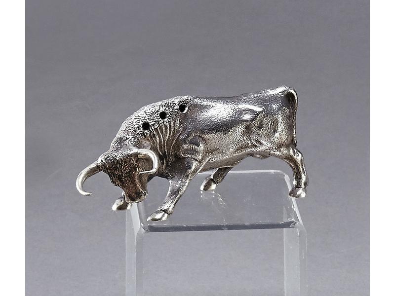 TAUREAU FORMANT PORTE PIQUE en argent.