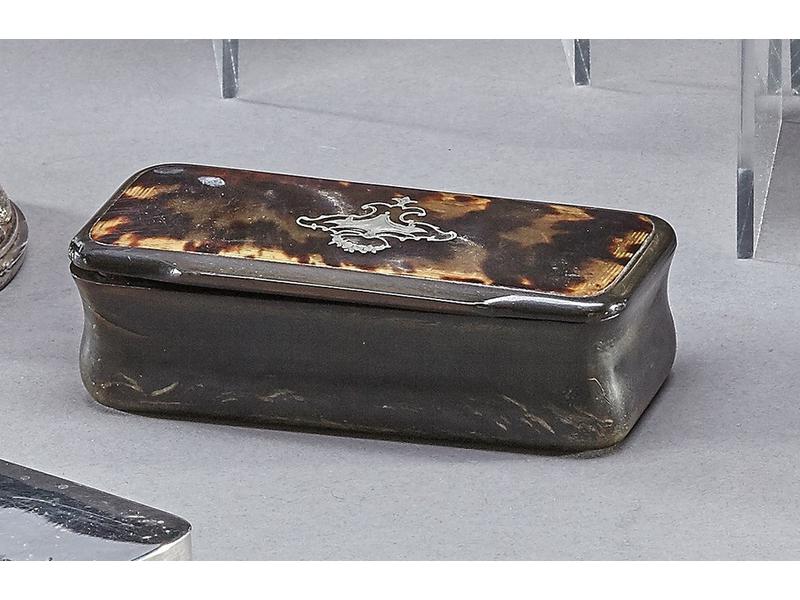 TABATIERE rectangulaire en corne, le couvercle...