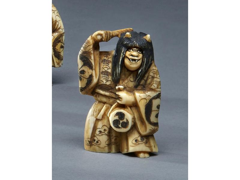 NETSUKE en ivoire représentant DAMARU, un...