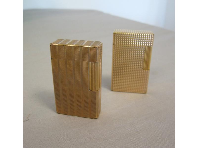 DUPONT, DEUX BRIQUETS plaqués or guillochés,...