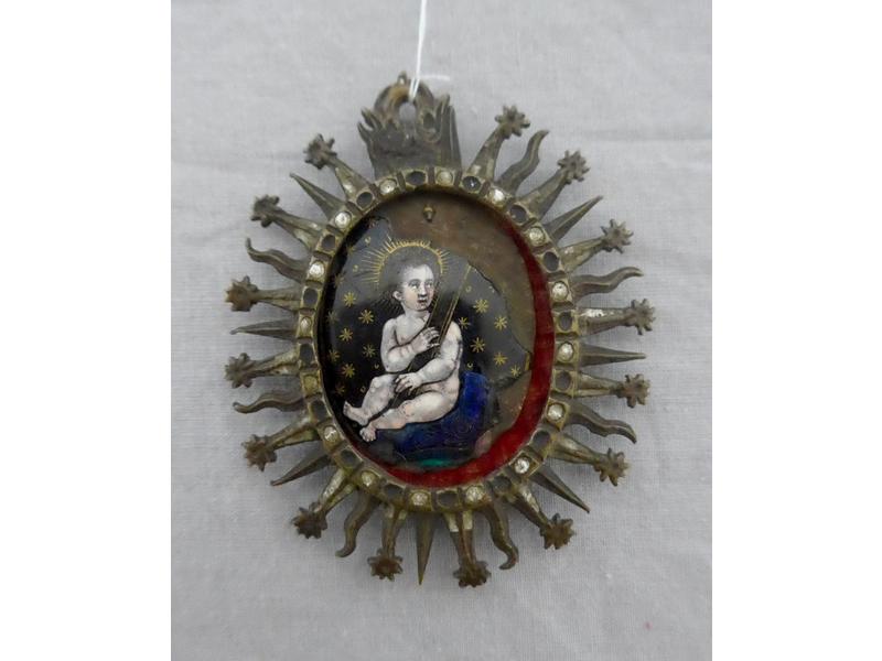 PENDENTIF MEDAILLON en bronze avec reste...
