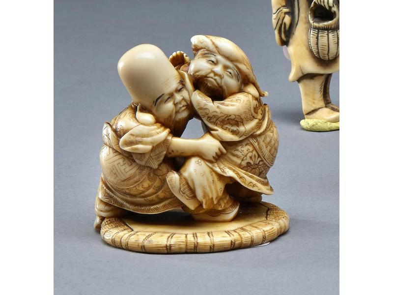 NETSUKE en ivoire représentant les dieux...