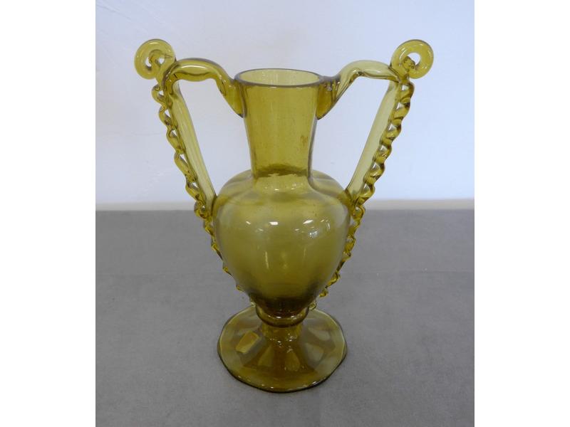 VASE en verre soufflé teinté vert à larges...