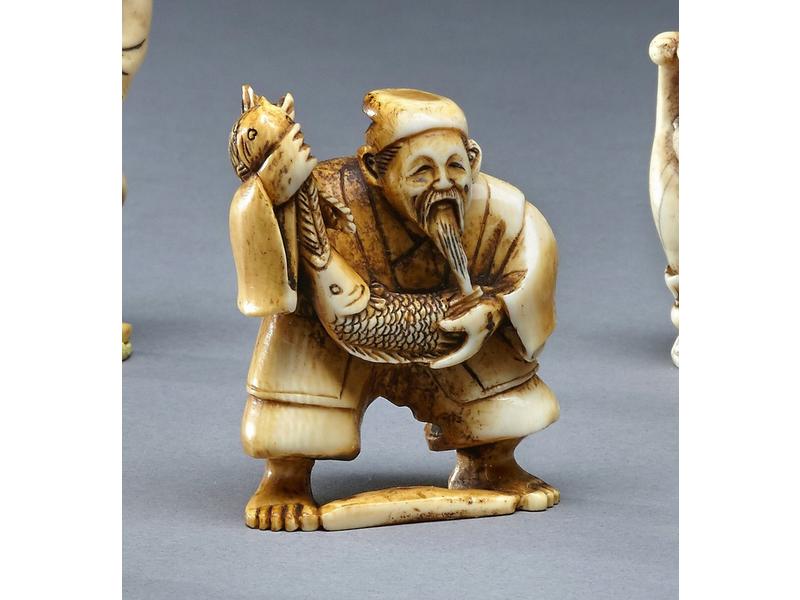 NETSUKE en ivoire représentant un pêcheur...