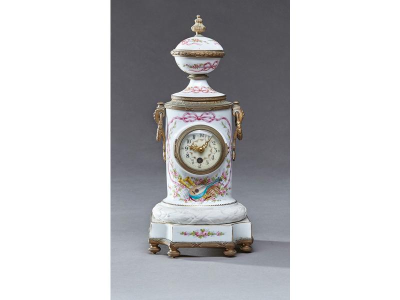 PENDULETTE colonne en porcelaine émaillée...