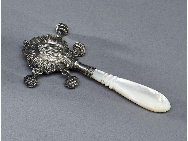 PETIT HOCHET en argent à panse applatie richement...