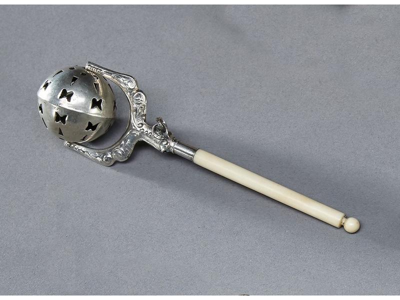 HOCHET BOULE A GRELOTS en argent mouluré...