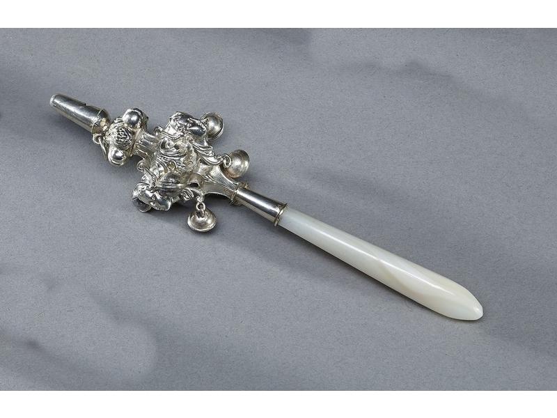 HOCHET FORMANT SIFFLET en argent mouluré...