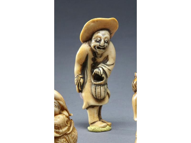 NETSUKE en ivoire représentant un Hollandais...