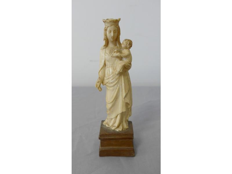 VIERGE A L'ENFANT en os sur socle en chê...