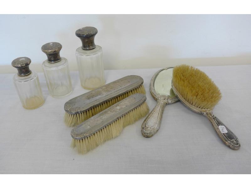 NECESSAIRE DE TOILETTE en argent ciselé à...