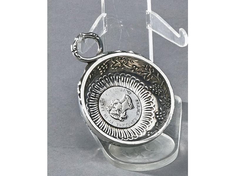 TASTE-VIN en argent  à décor d'une pièce...