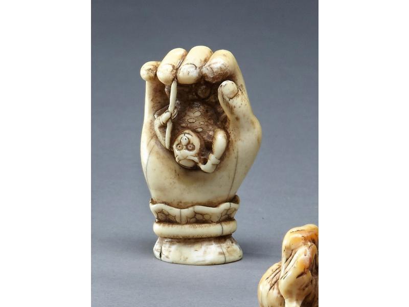 NETSUKE en ivoire représentant un singe dans...