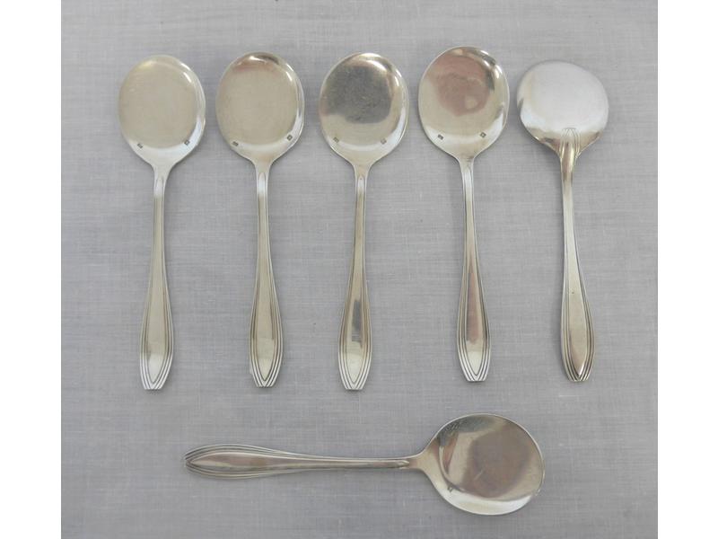 SIX CUILLERES A GLACE en métal argenté, modèle...