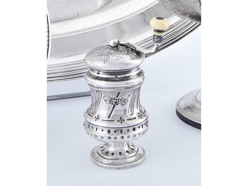 MOULIN A POIVRE en argent de forme balustre...