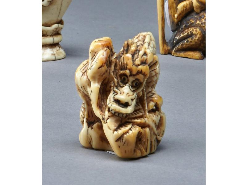 NETSUKE en ivoire représentant un dragon...
