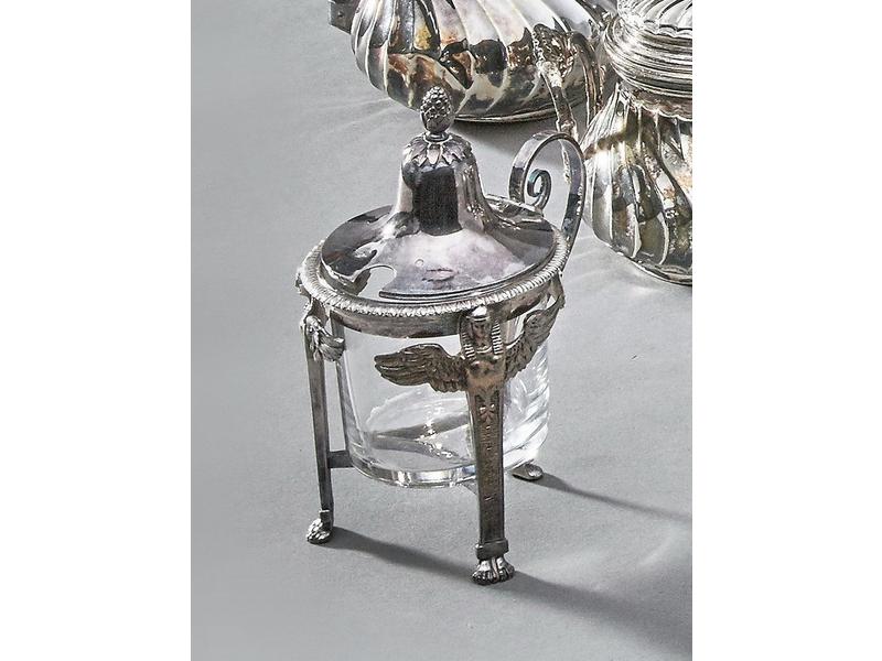 MOUTARDIER en argent, trois pieds en termes...