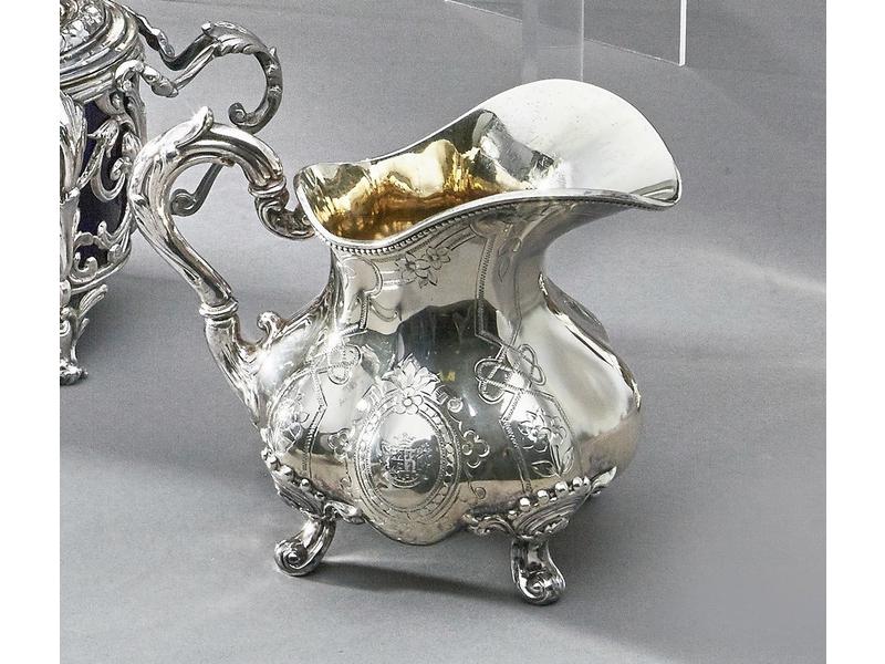 POT A LAIT en argent à panse renflée gravée...