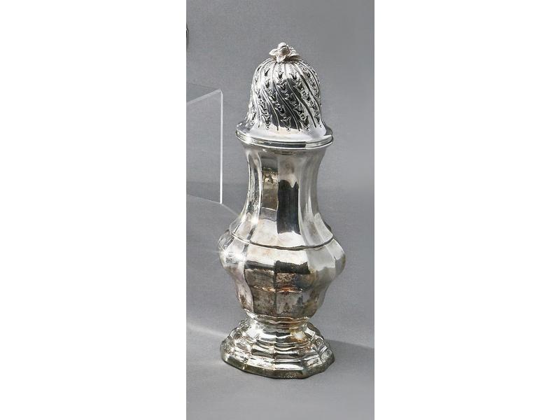 SAUPOUDOIR en argent de forme balustre à...