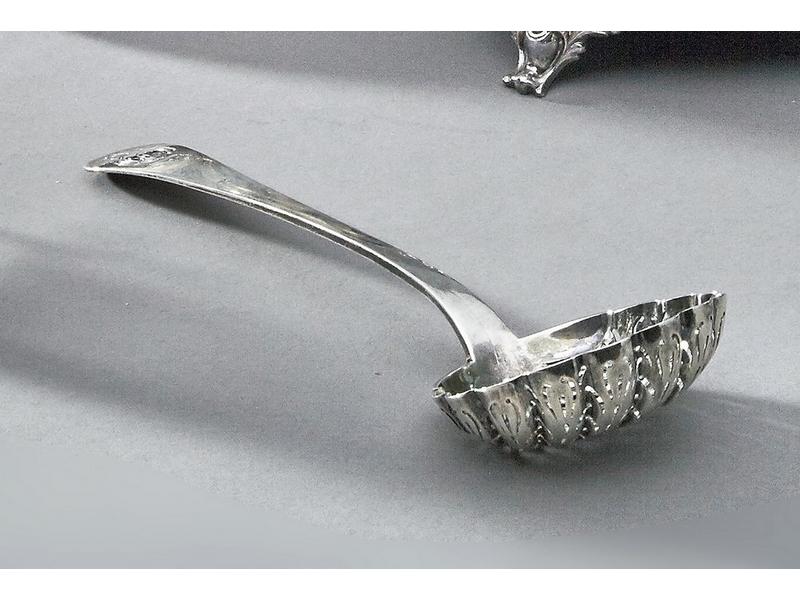 CUILLERE A SAUPOUDRER en argent, cuilleron...
