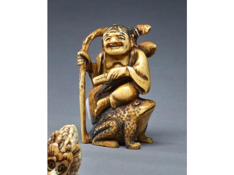NETSUKE en ivoire représentant un personnage...