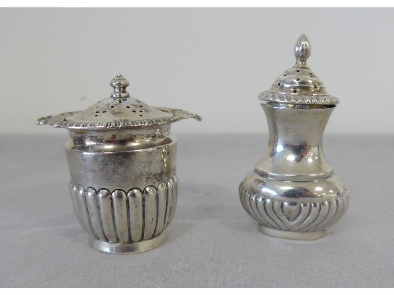 DEUX SOUPOUDREUSES MINIATURES en argent anglais...