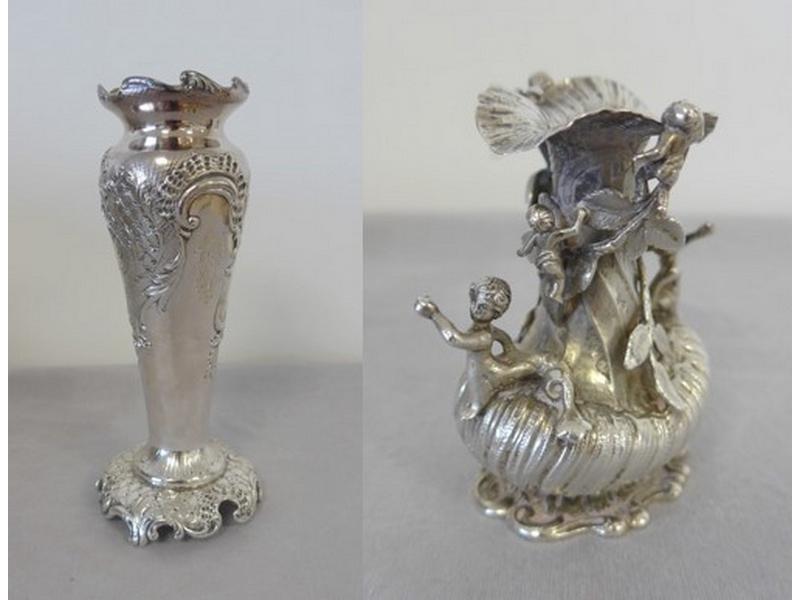DEUX VASES en argent, le plus grand à décor...