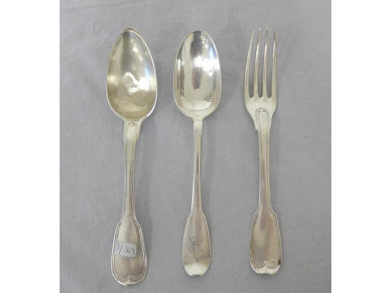DEUX CUILLERS ET UNE FOURCHETTE en argent,...