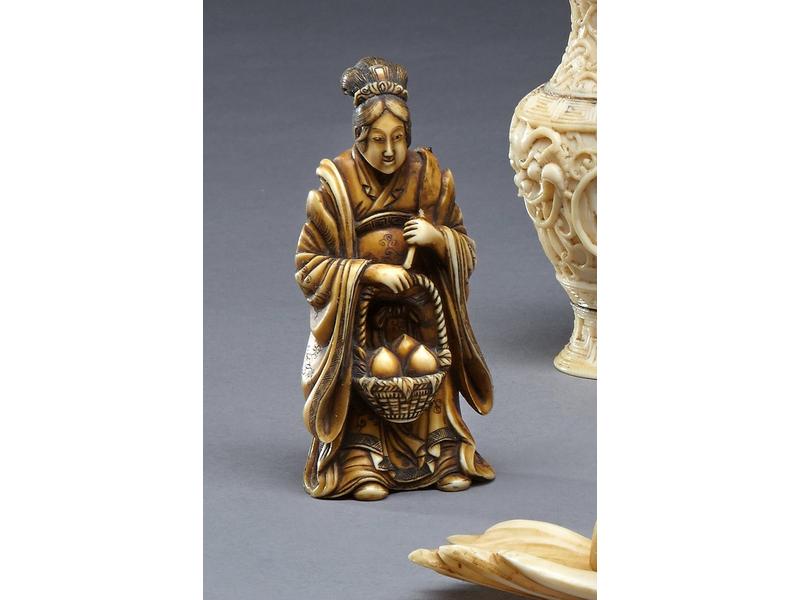 Figurine en ivoire sculpté représentant une...