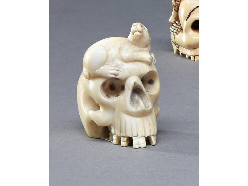 NETSUKE en ivoire représentant un crâne surmonté...