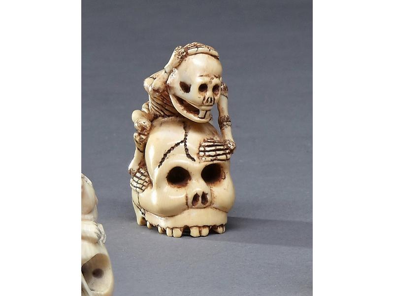 NETSUKE représentant un crâne et squelette...