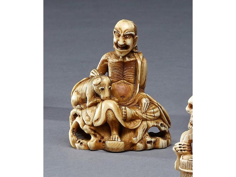 NETSUKE formant tabatière en ivoire représentant...
