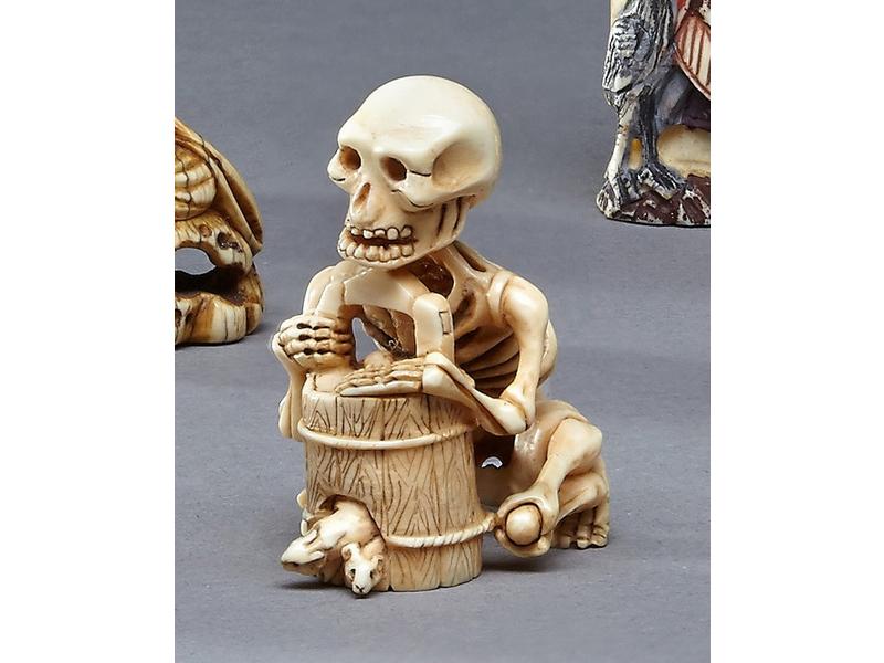 NETSUKE en ivoire représentant un squelette...