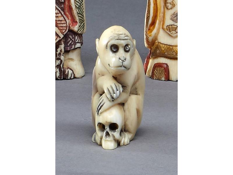 NETSUKE en ivoire représentant une vanité,...
