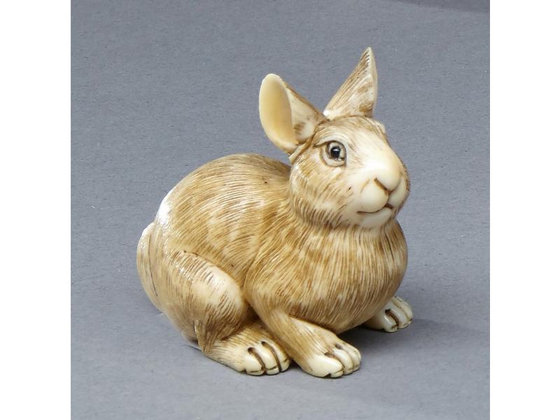 NETSUKE en ivoire représentant un lapin aux...