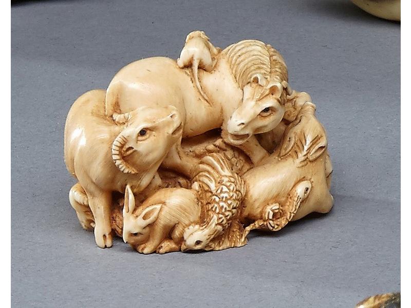 NETSUKE en ivoire à décor d'animaux du z...