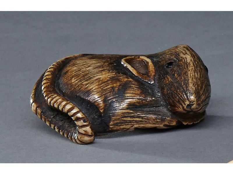 NETSUKE en corne de cerf représentant un...