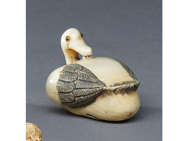 NETSUKE en ivoire représentant un canard...