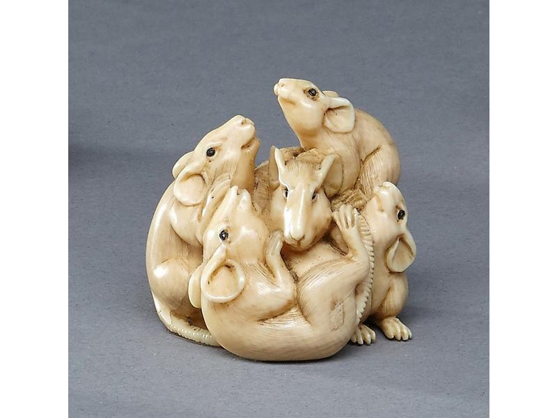 NETSUKE représentant un groupe de rats, signé...