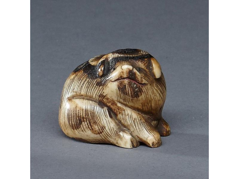 NETSUKE en corne de cerf représentant un...