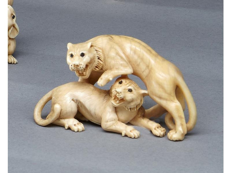 NETSUKE en ivoire représentant deux tigres...