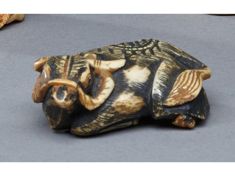 NETSUKE en corne représentant un buffle.