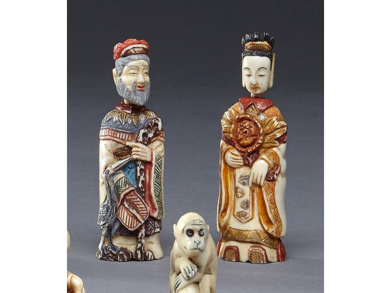 DEUX FLACONS TABATIERES en ivoire polychrome...