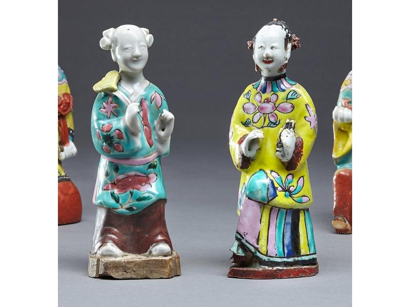 DEUX STATUETTES en porcelaine de la famille...