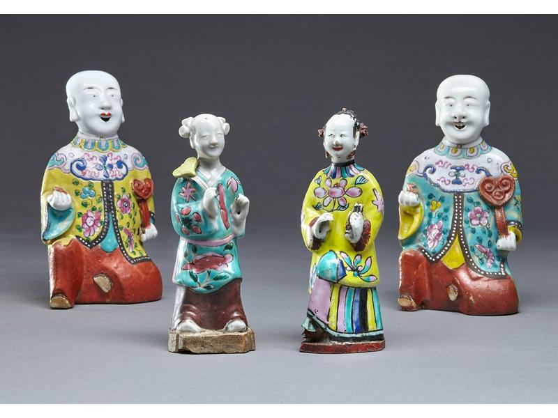 DEUX STATUETTES en porcelaine de la famille...