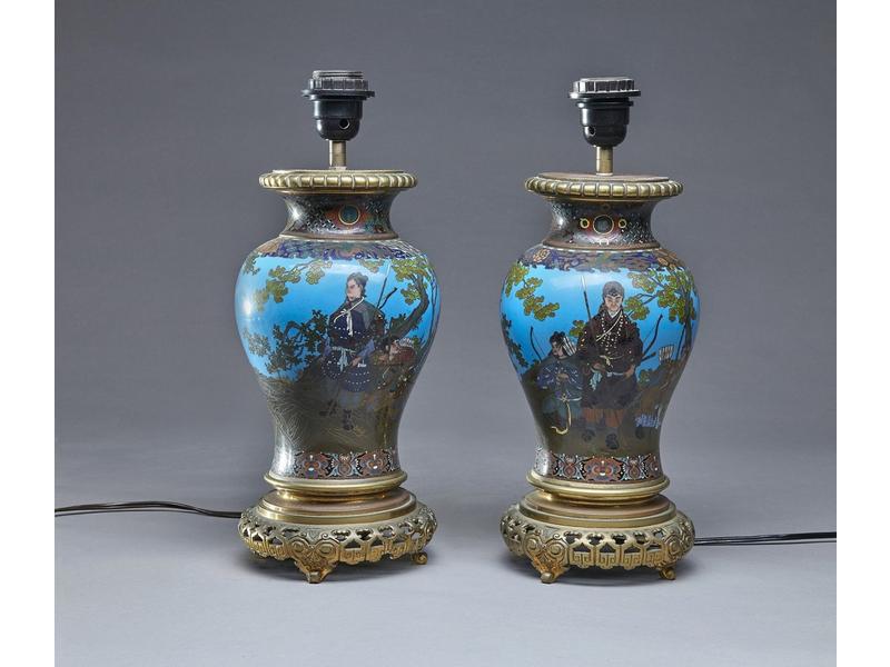 PAIRE DE VASES de forme balustre en émaux...